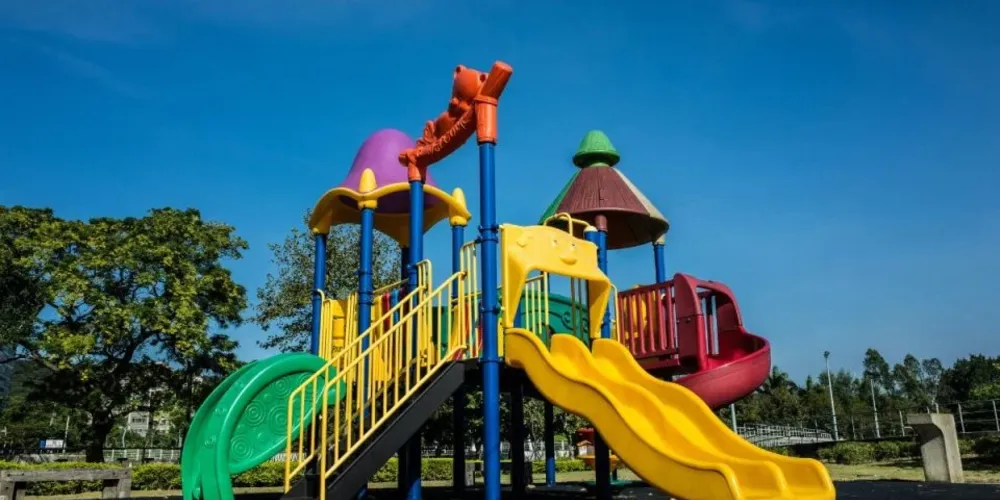 O menino estava brincando com outras crianças em um parquinho quando foi baleado