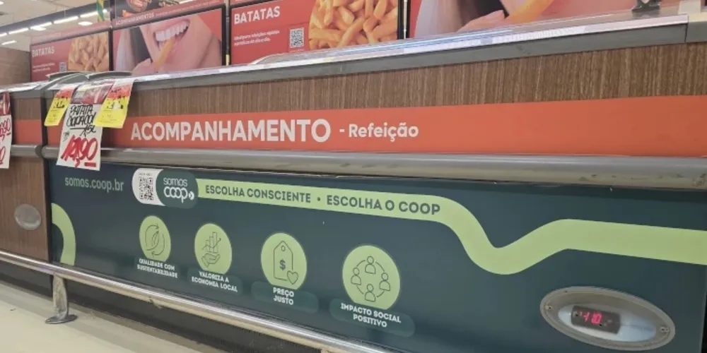 Gôndolas e freezers de supermercados paranaenses recebem identificação da campanha SomosCoop para orientar a decisão de compra dos consumidores