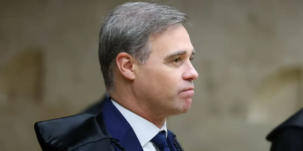 O ministro André Mendonça durante sessão plenária do STF