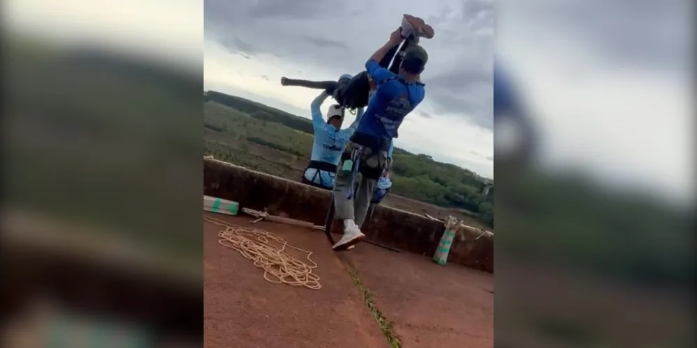 Uma mulher de 24 anos morreu, na manhã deste sábado (13), enquanto praticava uma atividade de "rope jump"