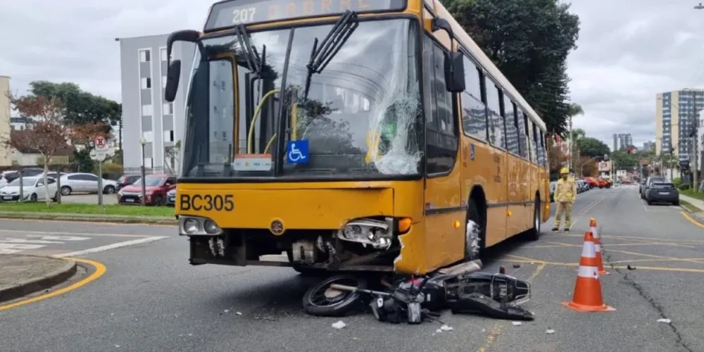 Com a violência da batida, o motociclista sofreu ferimentos considerados graves
