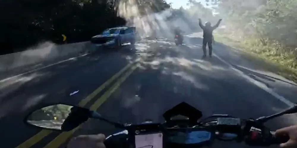Um vídeo gravado por uma câmera acoplada ao capacete dele mostra o momento logo após a batida
