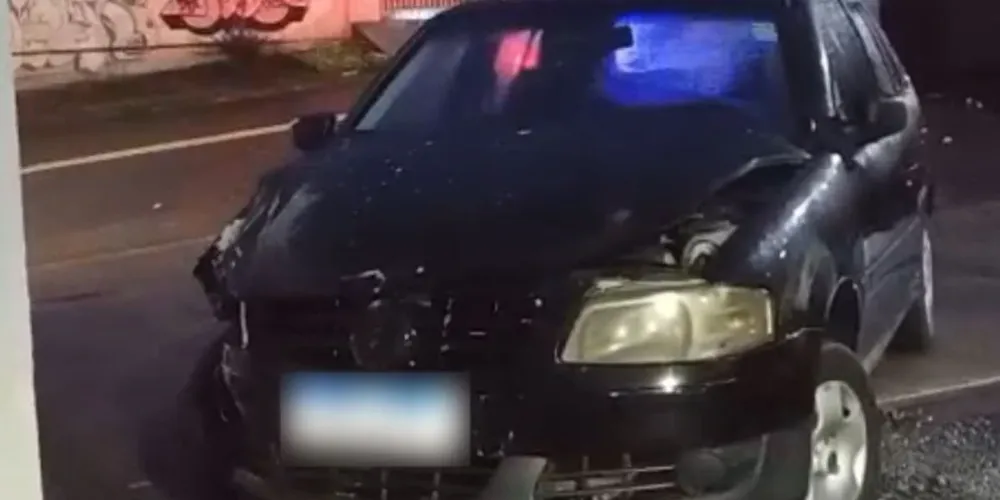 Veículo ficou com a frente destruída após o motorista colidir contra a entrada de um supermercado no bairro Águas Claras, em Campo Largo
