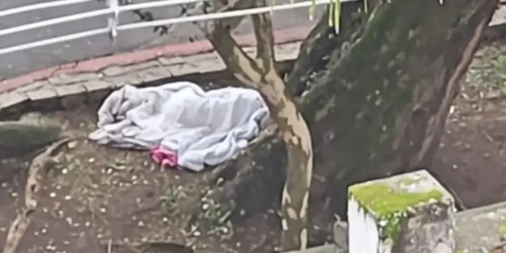 Mulher enrolada em cobertores assustou moradores que acreditavam estar vendo um cadáver