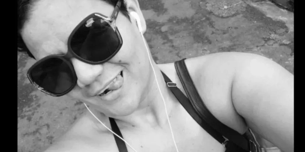 Mulher foi encontrada morta no chão do quarto