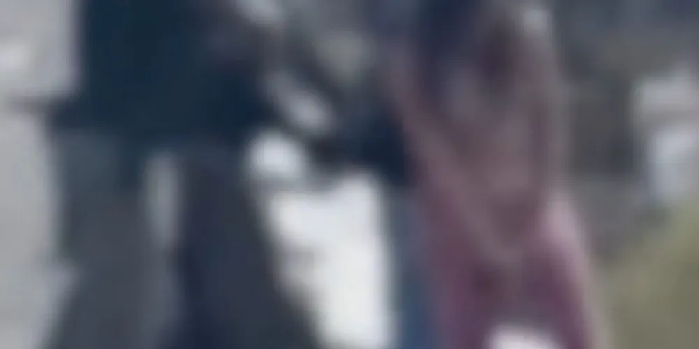 Vídeo registra o momento em que uma mulher retira uma pistola 9mm escondida durante uma abordagem policial no entorno do Distrito Federal