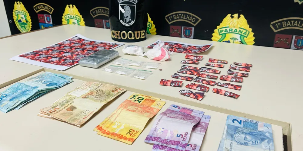 Equipes encontraram porções de cocaína, embalagens, uma balança de precisão e R$ 1.118,00 em dinheiro