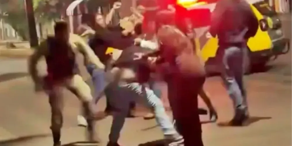 Mulher pulou no pescoço de policial para evitar que companheiro fosse preso, segundo a PM