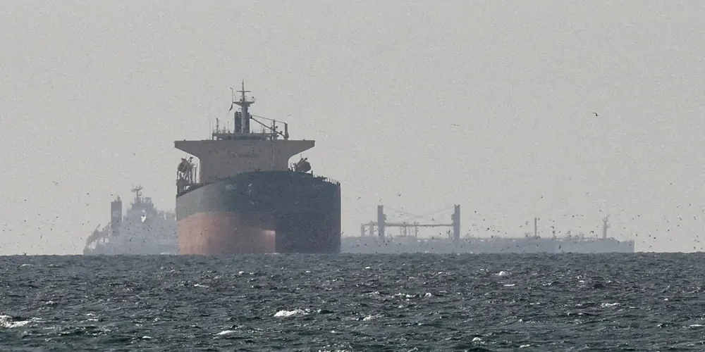 Navios de carga no Golfo, perto do Estreito de Ormuz, em 11 de março de 2026