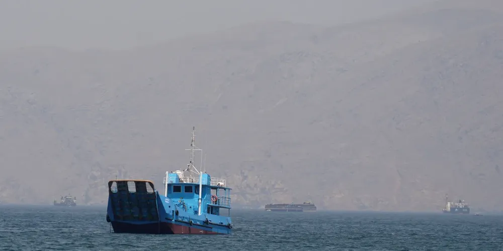 Navios e barcos no Estreito de Ormuz, na costa de Musandam, em Omã20 de abril de 2026