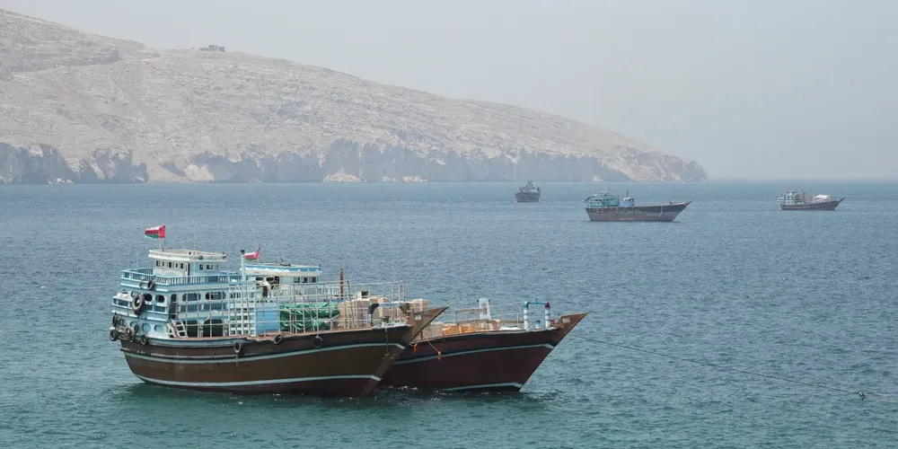 Navios no Estreito de Ormuz em Musandam, Omã 8 de maio de 2026