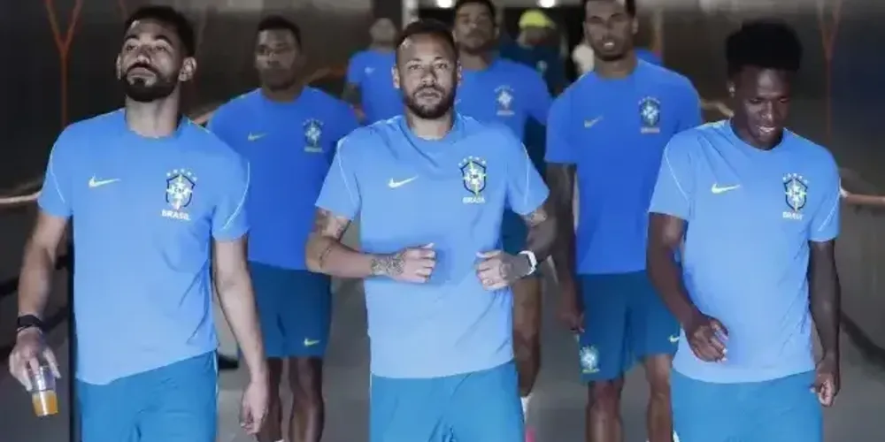 Neymar, ao lado de Matheus Cunha e Vini Jr., durante treino da Seleção Brasileira