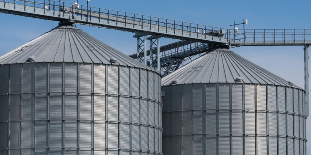 Nova legislação simplifica regras para a abertura de unidades armazenadoras e busca acelerar a expansão de silos pelo Brasil; fiscalização sanitária e classificação de grãos continuam obrigatórias