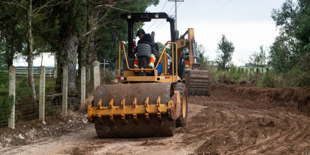A obra contempla a pavimentação em asfalto desde o acesso junto à PR 513 até a interseção final da estrada rural