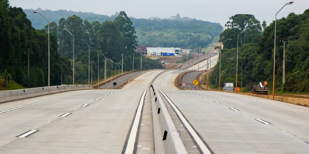 As intervenções abrangem diferentes regiões do Estado e incluem duplicações, restaurações e ampliações de capacidade em rodovias