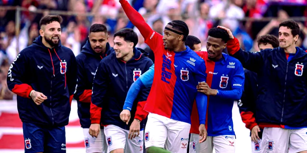 Daniel Cruz marcou o primeiro gol do Paraná e abriu o caminho para a virada na Vila