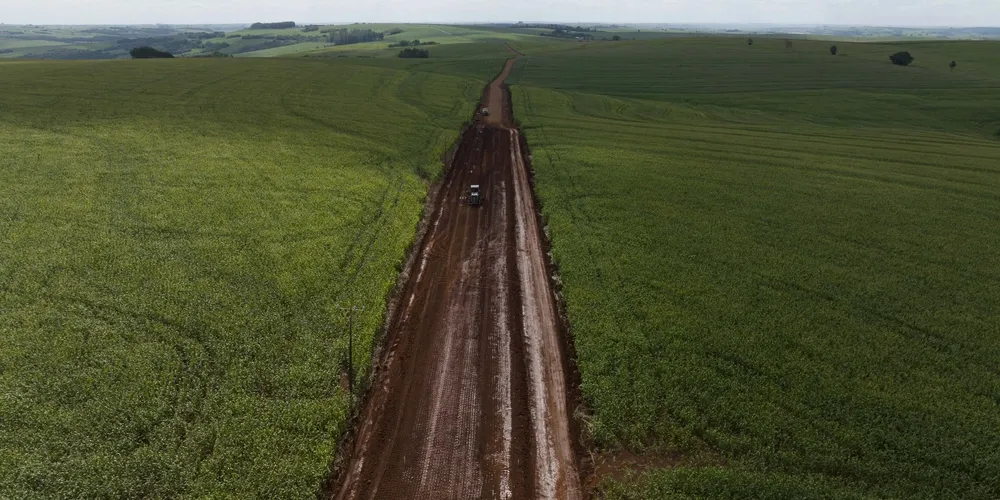 Obras de pavimentação em trechos rurais utilizam asfalto e concreto para garantir durabilidade e segurança no escoamento da safra e no transporte escolar