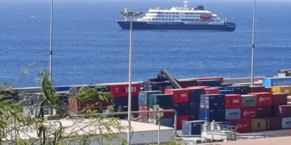 O navio será reabastecido e receberá os suprimentos necessários para seguir viagem até o porto de Rotterdam, na Holanda