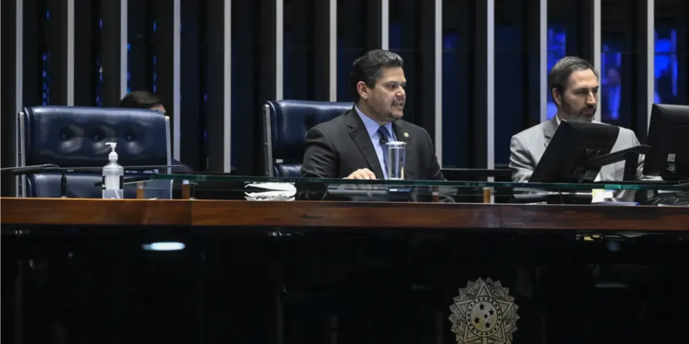 O presidente do Senado Federal, Davi Alcolumbre (União-AP), durante sessão no plenário e o secretário-geral da Mesa, Danilo Aguiar