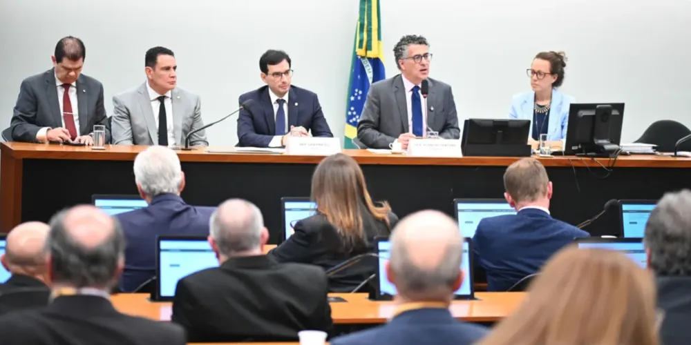 Deputados durante reunião da comissão especial que analisa a proposta sobre o fim da jornada de trabalho 6x1
