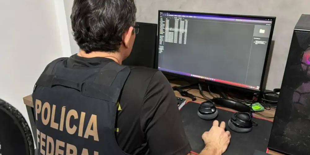 Operação foi deflagrada nesta terça-feira e policiais cumprem mandado de busca e apreensão