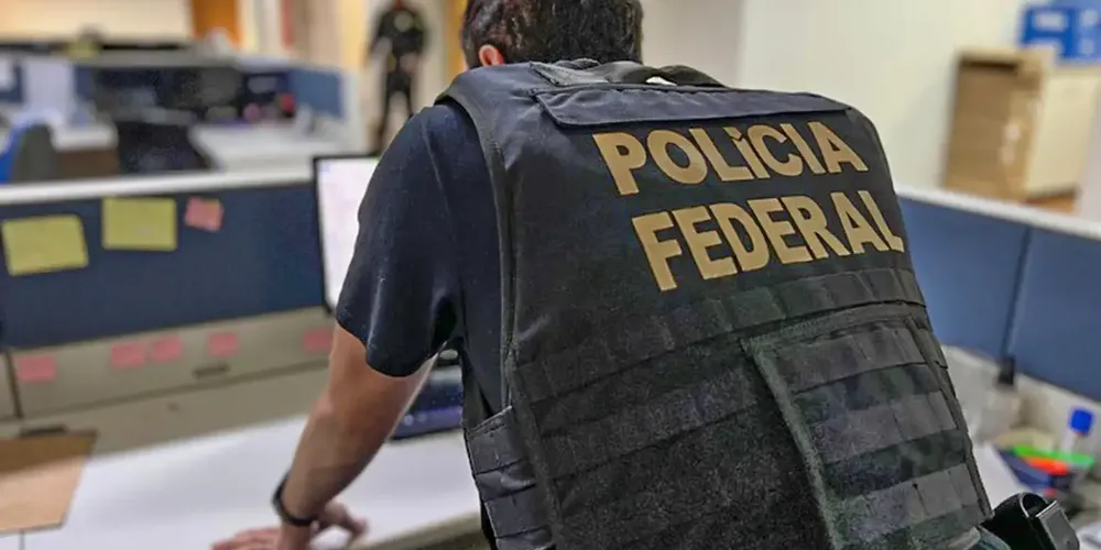 De acordo com a PF, eles são investigados pelos crimes de corrupção passiva, advocacia administrativa e lavagem de dinheiro