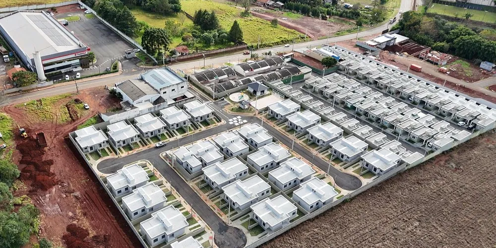 Com apoio do Estado, Ponta Grossa recebe novo condomínio com 47 casas
