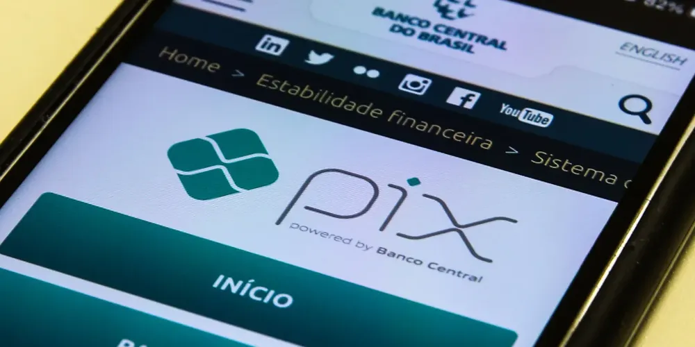 Pix é o meio de pagamento criado pelo Banco Central (BC) em que os recursos são transferidos entre contas em poucos segundos, a qualquer hora ou dia