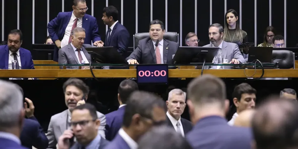 Deputados e senadores durante sessão conjunta nesta quinta-feira (27)