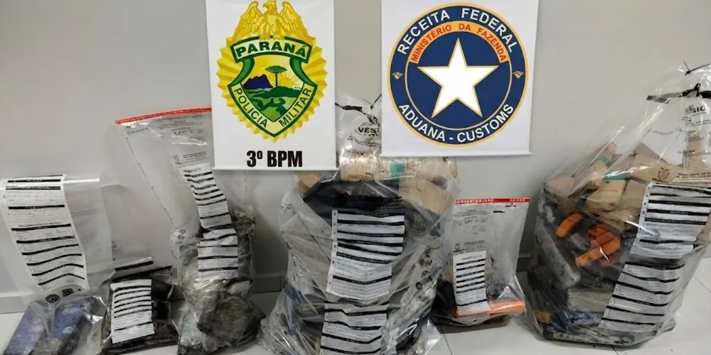 No interior do veículo, as equipes encontraram aproximadamente 124,5 quilos de substância análoga à maconha