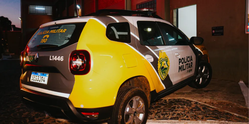 Equipes da Polícia Militar flagraram o suspeito no interior do carro