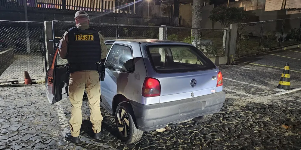 A ação do Pelotão de Trânsito do 1º Batalhão de Polícia Militar resultou na recuperação do veículo e no cumprimento da ordem judicial do foragido