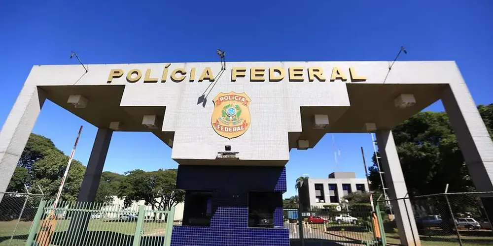 De acordo com a PF, o custo de cinco diárias no hotel foi de aproximadamente 3 mil euros, equivalente a R$ 18 mil.