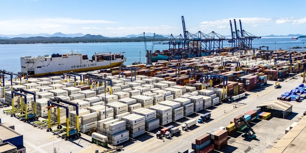 Porto de Paranaguá consolida posição como principal hub logístico para a exportação de carne de frango do Brasil após atingir recorde histórico de movimentação