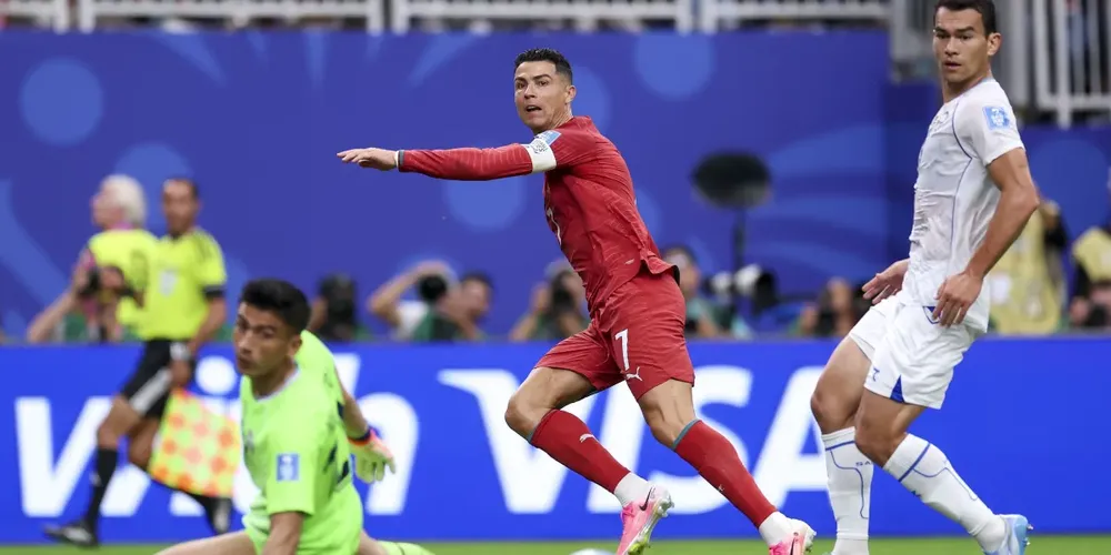 Cristiano Ronaldo marcou dois contra Uzbequistão