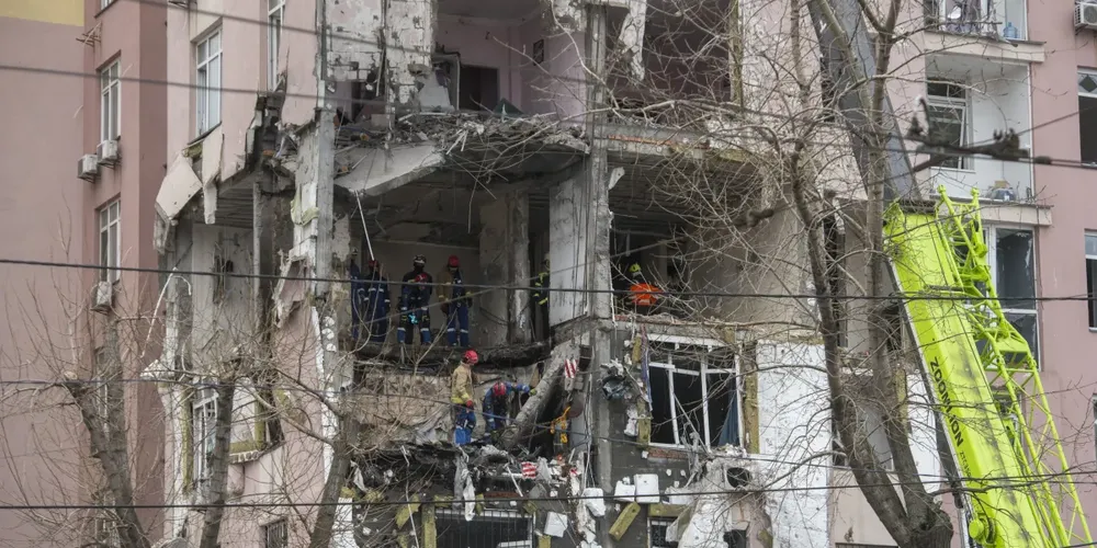 Prédio em Kiev atingido por ataque da Rússia contra a Ucrânia