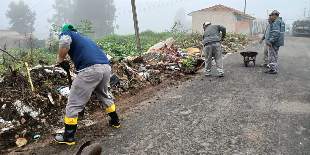 Equipes realizam limpeza urbana, desobstrução de galerias, pintura de sinalização e substituição de bueiros em diferentes pontos do Jardim Primavera