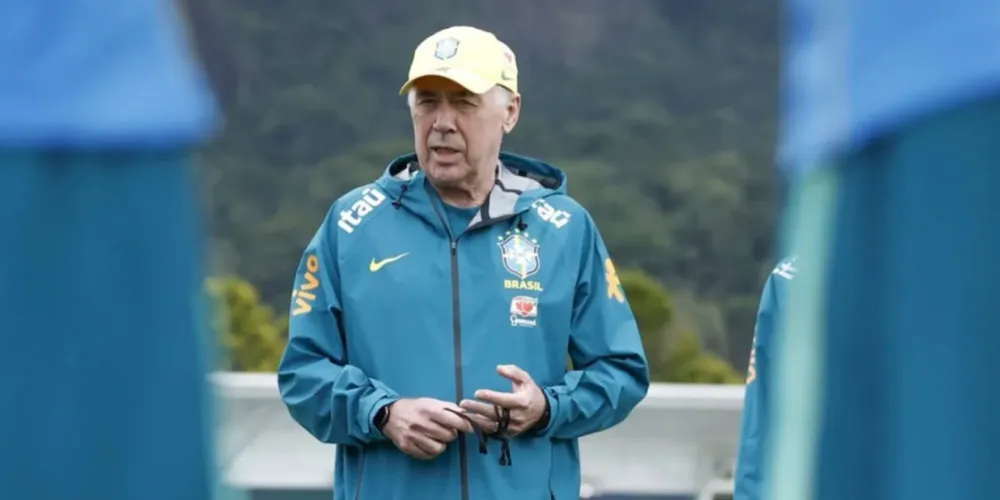 Carlo Ancelotti durante treino da Seleção Brasileira