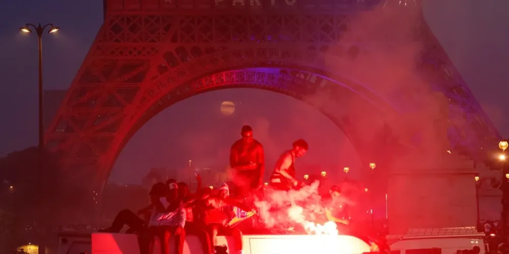 Logo após a disputa de pênaltis entre PSG e Arsenal, os adeptos do Paris Saint-Germain tomaram as ruas da capital francesa.