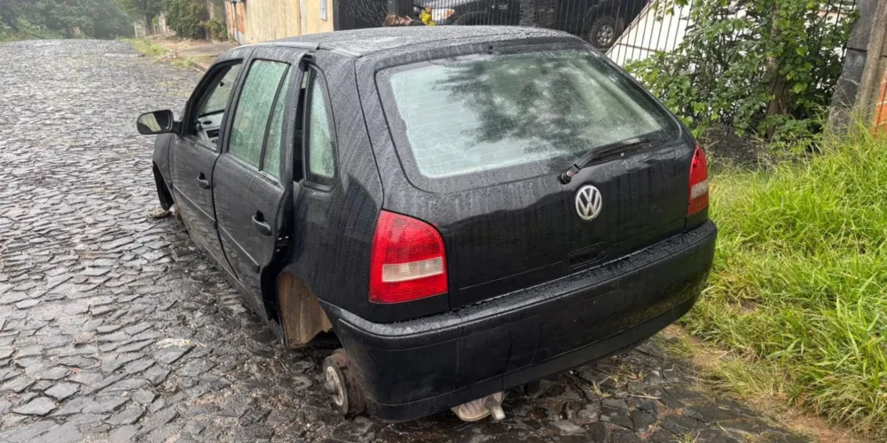 Carro foi encontrado abandonado na rua