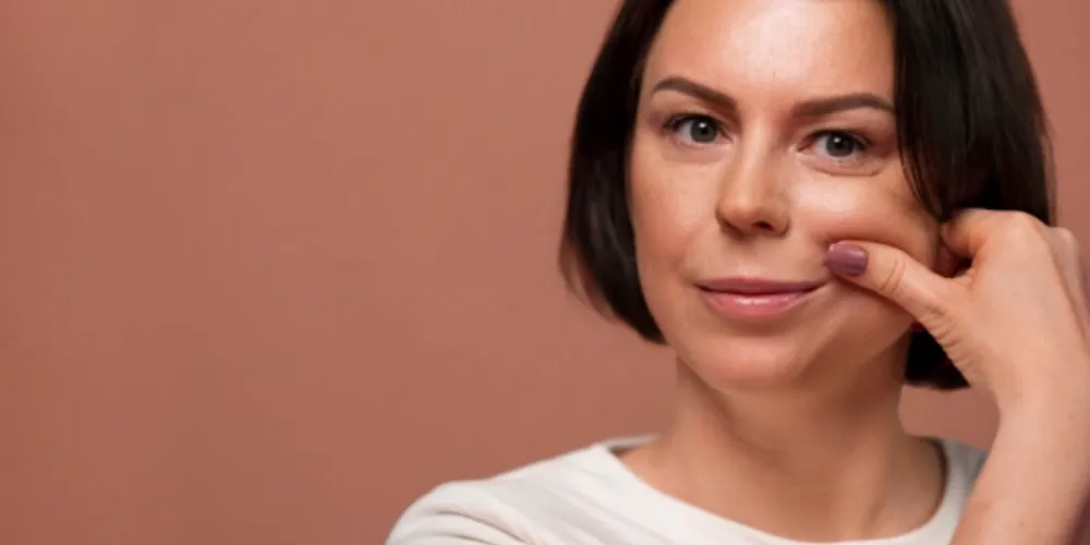Entre os procedimentos mais indicados estão o preenchimento com ácido hialurônico, os bioestimuladores de colágeno e a toxina botulínica (botox)
