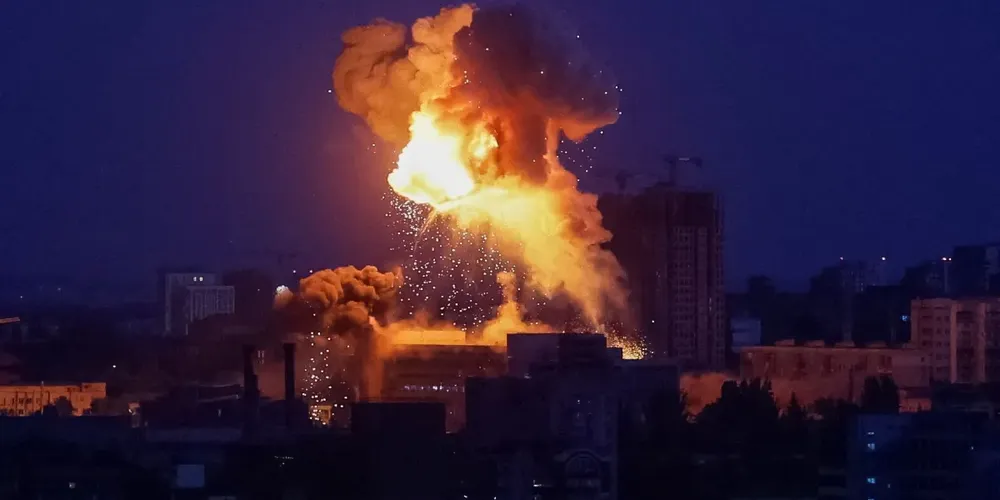 Fogo e fumaça após ataque de mísseis e drones russos em Kiev, Ucrânia – 24 de maio de 2026