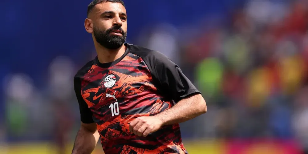 Salah em aquecimento do Egito antes de jogo com a Bélgica