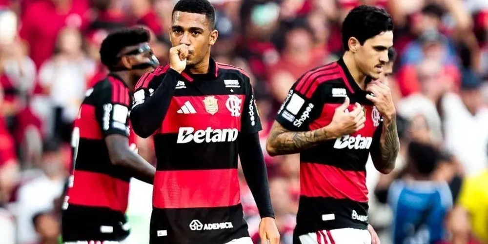 Samuel Lino comemora gol do Flamengo sobre o Coritiba, pelo Brasileirão