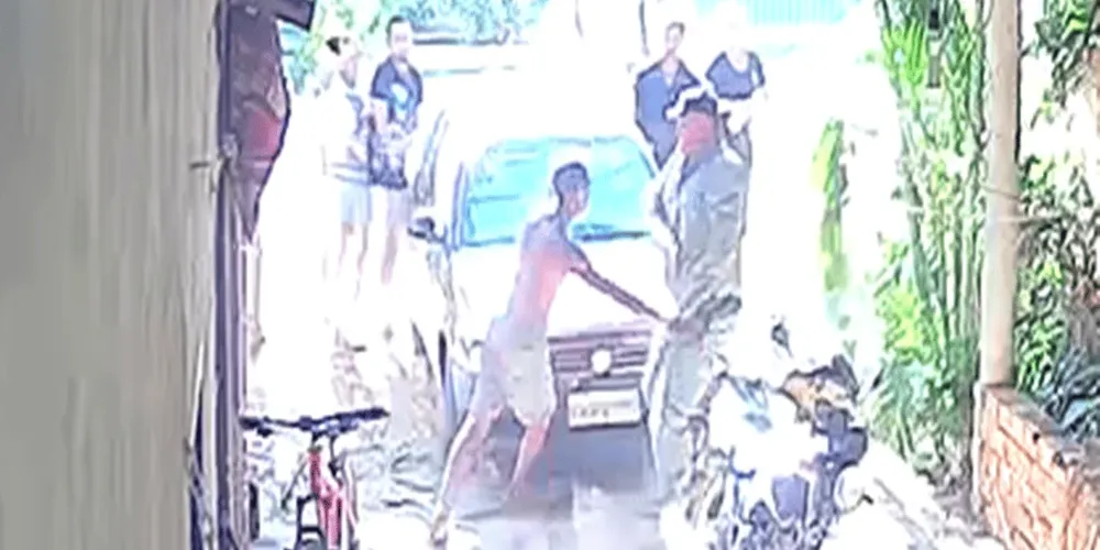 As imagens registram o momento em que o policial se aproxima do homem e desfere diversos tapas na cabeça dele