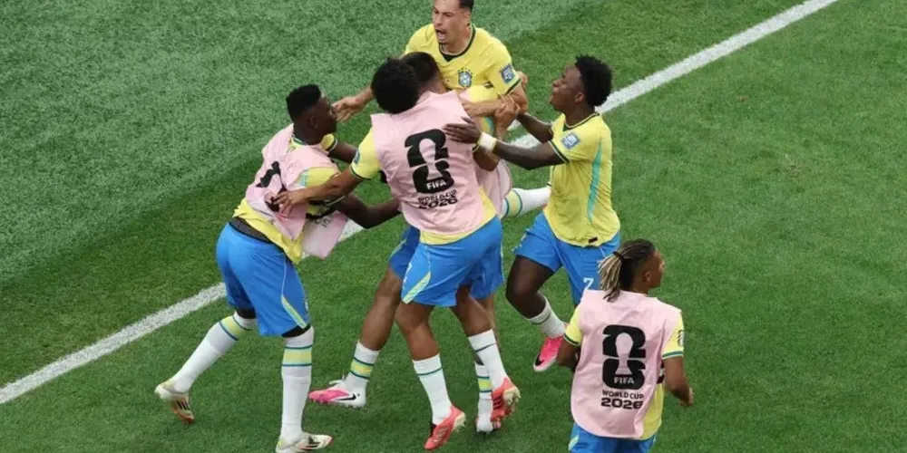Martinelli comemora gol da classificação do Brasil sobre o Japão