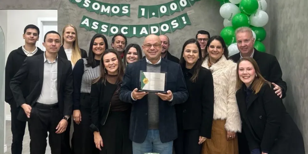 Para celebrar a marca de mil associados, uma placa de reconhecimento foi entregue ao associado Marcos Vinicios Russi Pereira