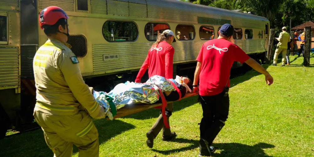 Simulação com treinamento reuniu bombeiros militares, equipes de atendimento pré-hospitalar e instituições parceiras