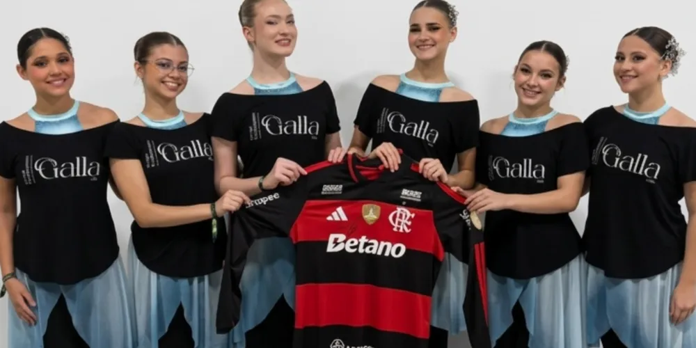 O prêmio da rifa é uma camiseta oficial do Flamengo, autografada pelo jogador Lucas Paquetá, utilizada em uma partida da Libertadores