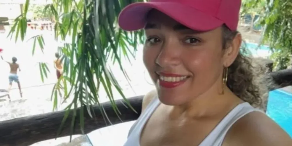 Mulher foi encontrada a cerca de 10 metros do carro